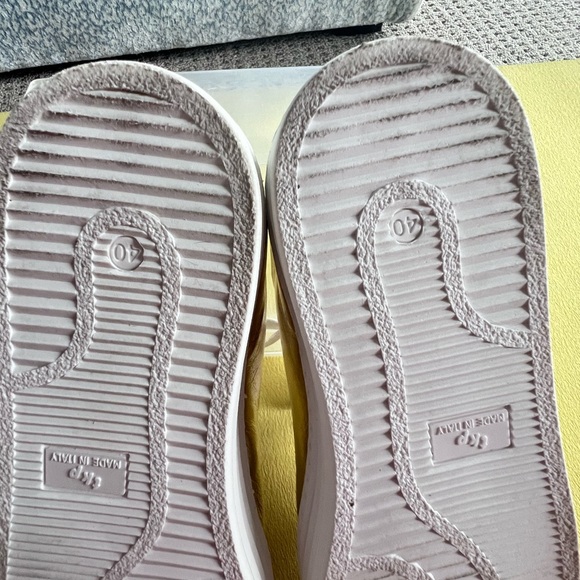 Sole Bliss Sneaker: Gold with Khaki Star. Easy Slip on and Zip up. Size 40. - Picture 8 of 8